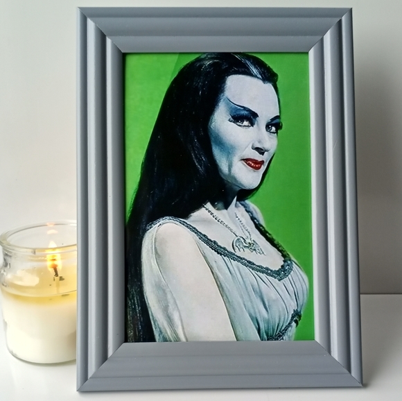 Lilly Munster The Munsters Vintage Retro Cult Cult Classic 600s Goth Punk Gothic - Picture 4 of 8